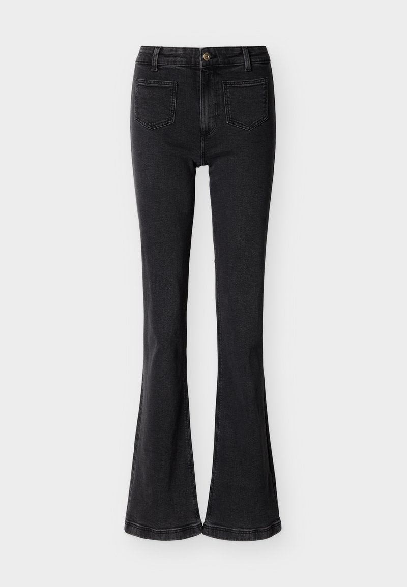 Schwarze Jeans mit hoher Taille und ausgestelltem Bein, vorne mit Taschen, Gürtelschlaufen, Knopfverschluss und sichtbaren Nähten auf einem einfarbigen hellen Hintergrund.