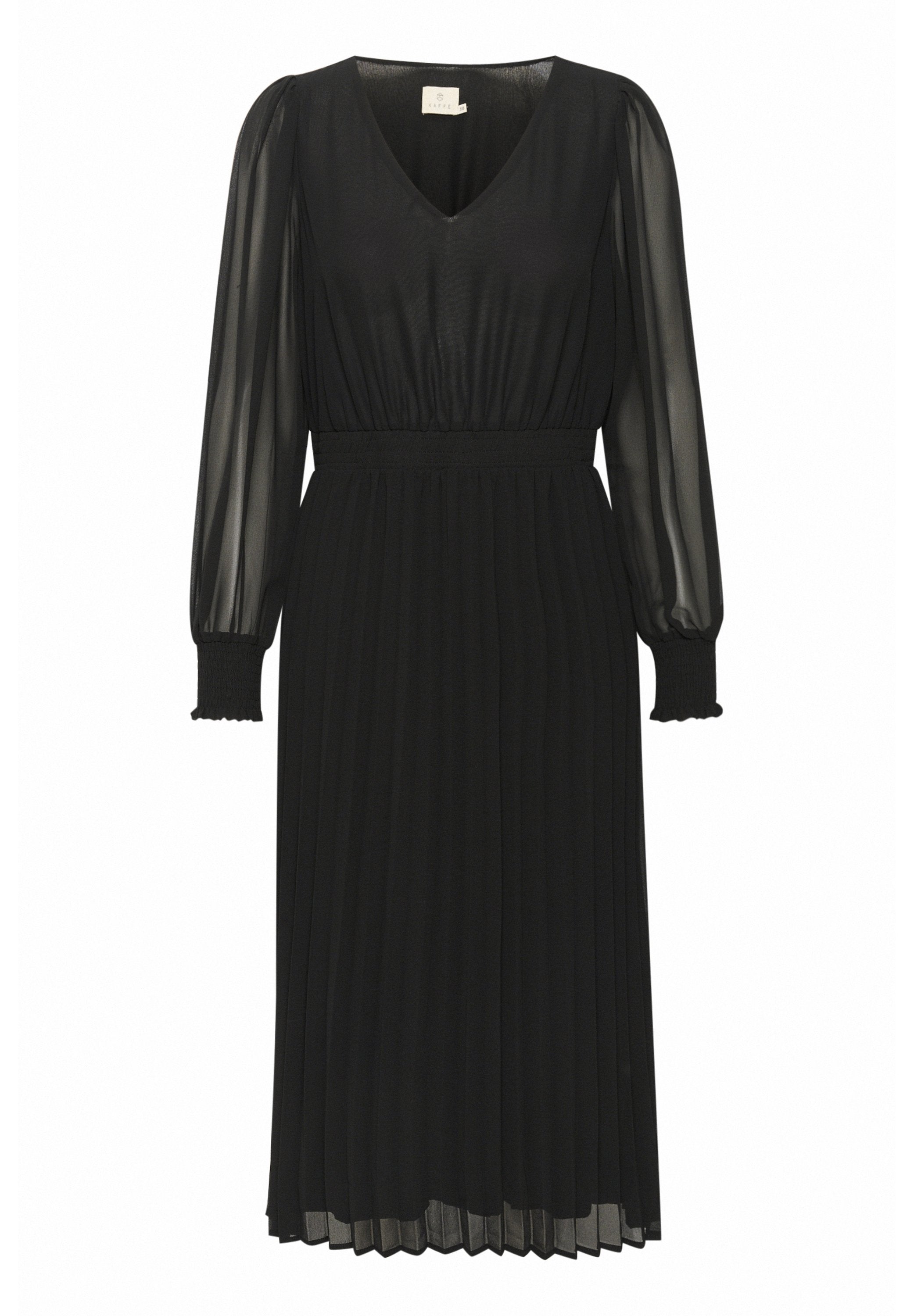 Schwarzes, plissiertes Kleid mit langen transparenten Ärmeln, V-Ausschnitt, gerafftem Taillenbereich und gezackten Manschetten. Leichter Stoff unterstützt den Fall und die Drapierung.