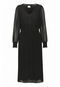 Schwarzes, plissiertes Kleid mit langen transparenten Ärmeln, V-Ausschnitt, gerafftem Taillenbereich und gezackten Manschetten. Leichter Stoff unterstützt den Fall und die Drapierung.