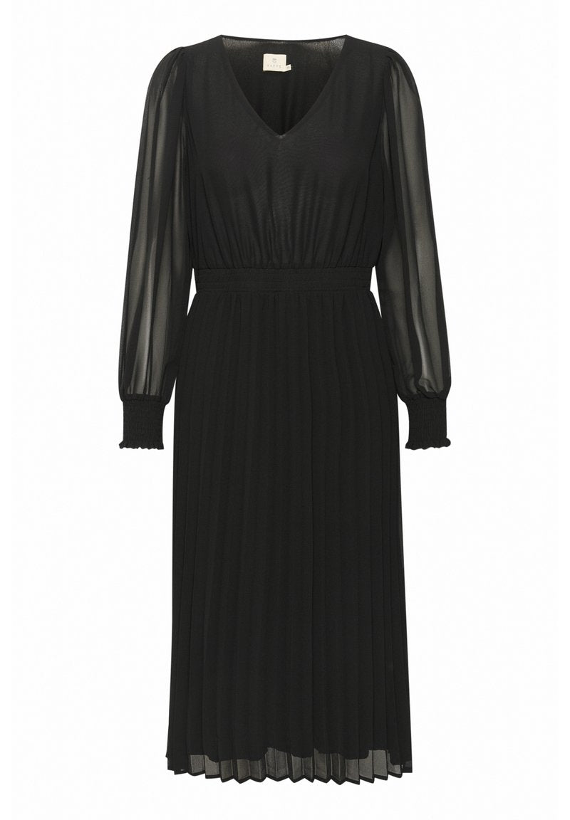 Schwarzes, plissiertes Kleid mit langen transparenten Ärmeln, V-Ausschnitt, gerafftem Taillenbereich und gezackten Manschetten. Leichter Stoff unterstützt den Fall und die Drapierung.