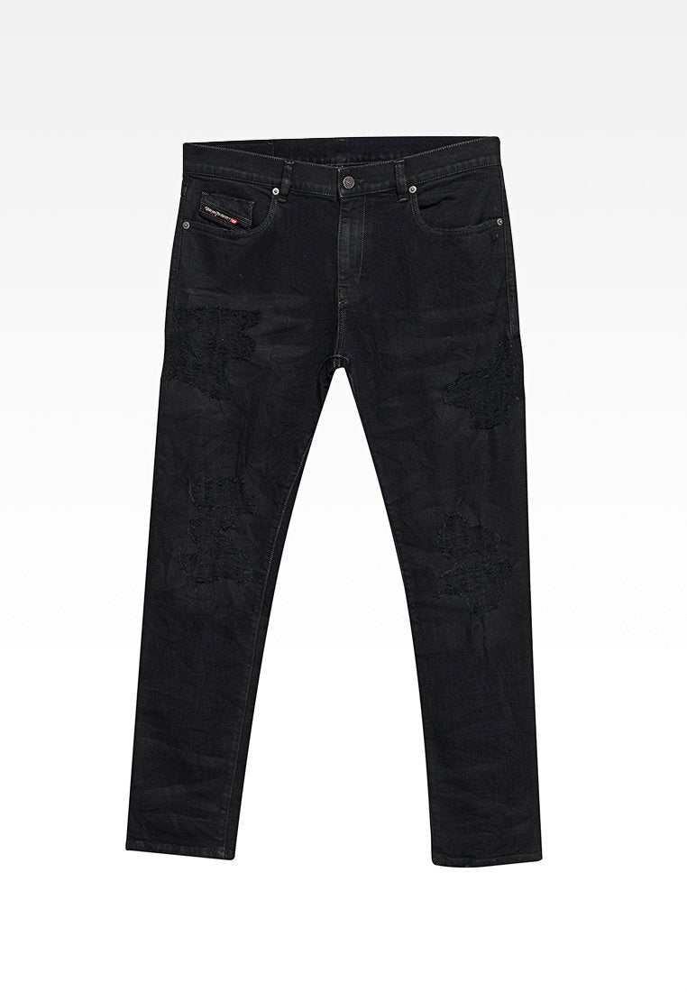 Schwarze Slim-Fit-Jeans mit zerstörten Stellen an Oberschenkeln und Knien, Fünf-Taschen-Stil und Knopfverschluss in der Taille.
