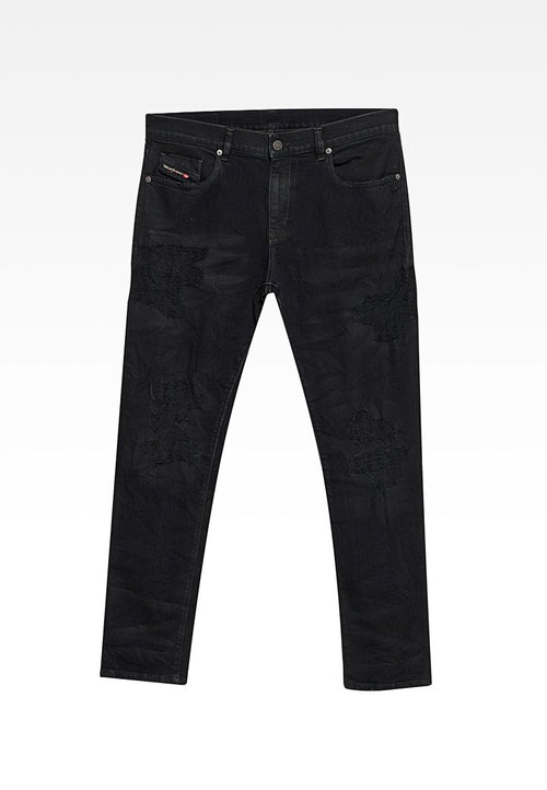Schwarze Slim-Fit-Jeans mit zerstörten Stellen an Oberschenkeln und Knien, Fünf-Taschen-Stil und Knopfverschluss in der Taille.