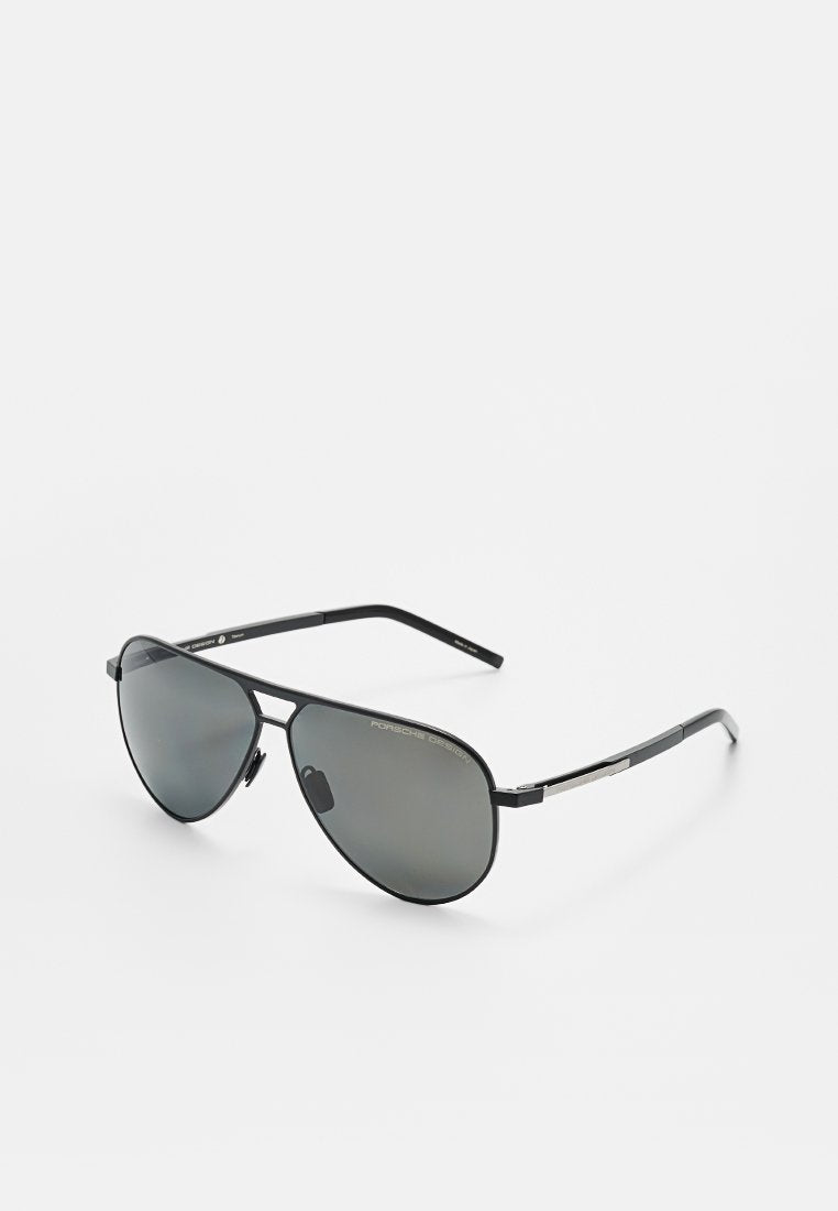 Schwarze Metall-Fliegerbrille mit getönten grauen Gläsern und verstellbaren Nasenpads, vor weißem Hintergrund dargestellt.