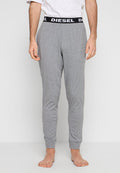 Graue Jogginghosen aus weichem Stoff, mit einem schwarzen Bund und dem Schriftzug "DIESEL". Eng anliegendes Design mit zulaufenden Beinen und gerippten Bündchen.