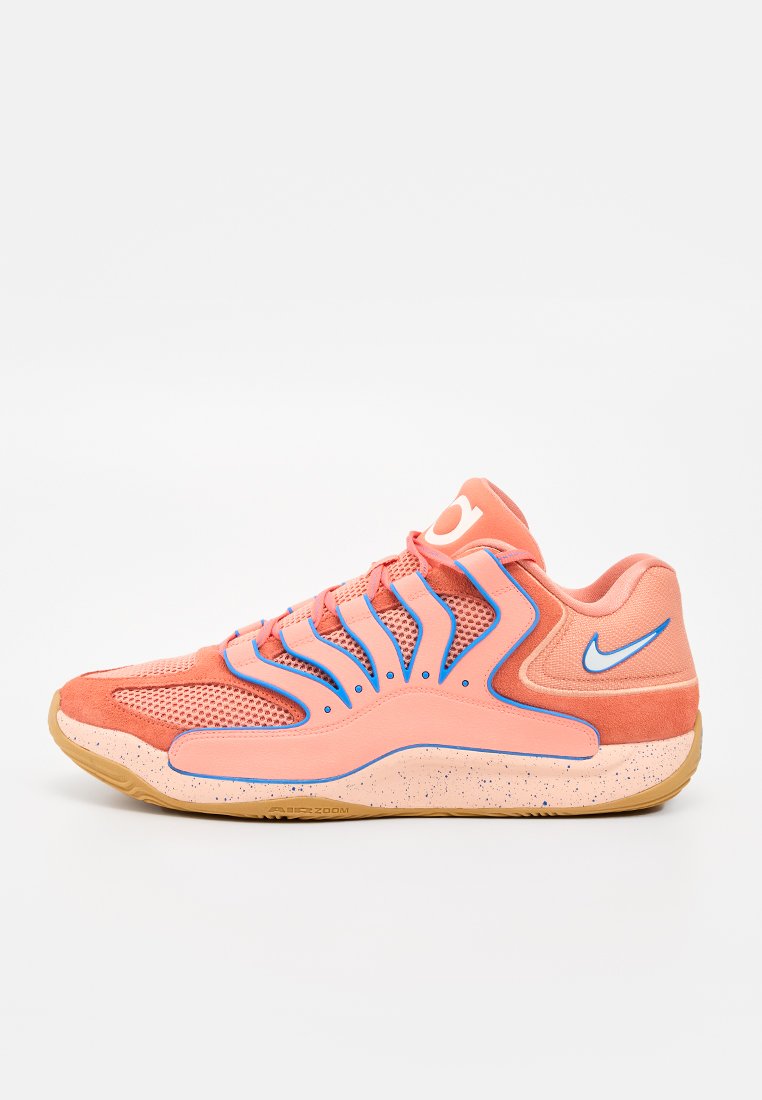 Korallen- und pfirsichfarbener Sportschuh mit blauen Akzenten, Obermaterial aus Mesh und Wildleder, gesprenkelter Sohle und Nike Swoosh-Logo auf der Ferse.