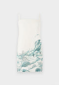 Ärmelloses cremefarbenes Kleid mit einem türkisfarbenen botanischen Landschaftsdrift, der Blätter, Berge und Wasser zeigt, aus leichtem Stoff gefertigt.
