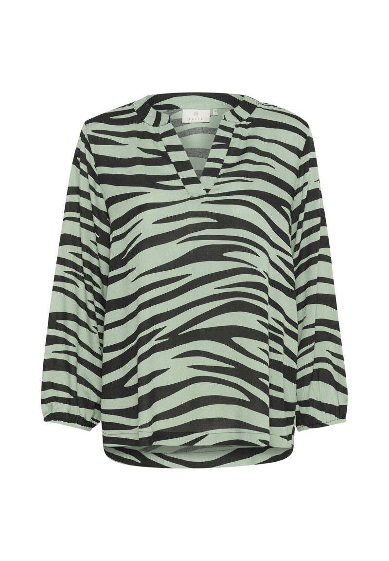 Helles grünes Bluse mit schwarzen Tigerstreifen, mit V-Ausschnitt und 3/4-Ärmeln. Hergestellt aus weichem Stoff mit lockerer Passform.