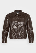 Braune Kunstlederjacke mit einem Kragen, Knopfverschluss, zwei Brusttaschen und einem cropped Saum. Glatte, glänzende Textur.