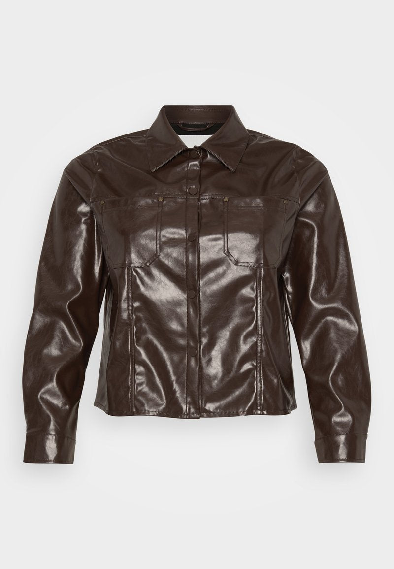 Braune Kunstlederjacke mit einem Kragen, Knopfverschluss, zwei Brusttaschen und einem cropped Saum. Glatte, glänzende Textur.