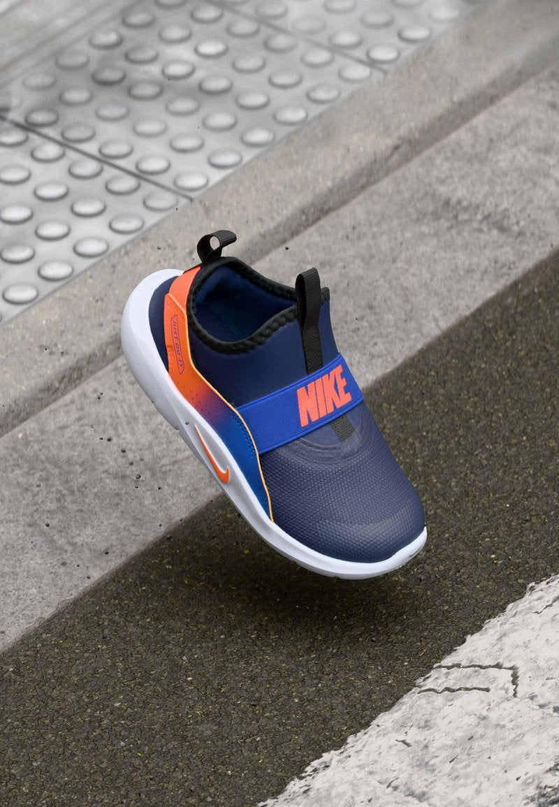 Nike Slipper in Marineblau mit leuchtend orangefarbenen Akzenten, ausgestattet mit einer strukturierten Oberseite, elastischem Riemen und einer weißen Sohle; minimalistisches Design.