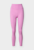 Hoch taillierte, einfarbige rosa Sportleggings mit kleinem weißem Nike-Swoosh-Logo auf dem linken Oberschenkel, auf weißem Hintergrund dargestellt.