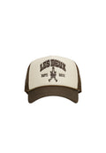 Braune Trucker-Cap mit cremefarbenem Vorderpanel. Verziert mit den braun gestickten Schriftzügen "LES DEUX" und "EST 2011" sowie einem Netzrücken für Belüftung.
