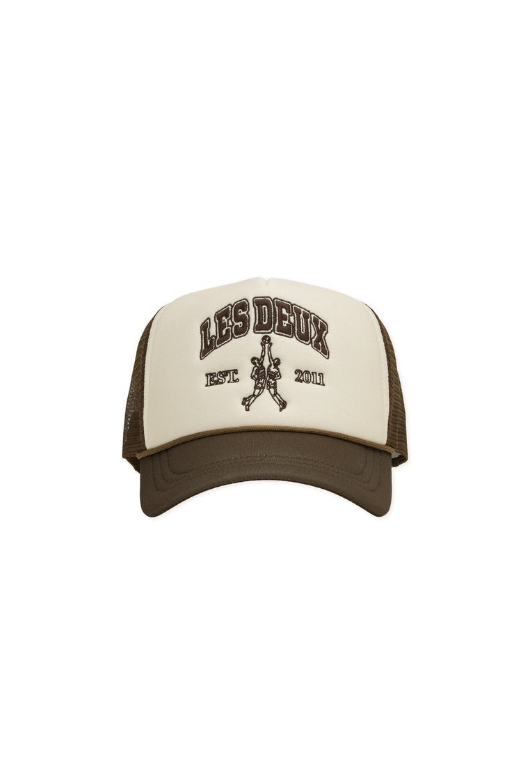 Braune Trucker-Cap mit cremefarbenem Vorderpanel. Verziert mit den braun gestickten Schriftzügen "LES DEUX" und "EST 2011" sowie einem Netzrücken für Belüftung.