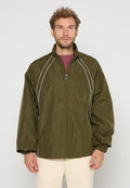 Dunkelgrüne Zip-up-Jacke mit weißen Paspelierungen, elastischen Bündchen und lockerem Schnitt, gefertigt aus leichtem, wasserabweisendem Material.