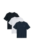 Drei T-Shirts mit Rundhalsausschnitt in Schwarz, Weiß und Navy, mit kurzen Ärmeln und einem kleinen Logo auf der Brust des Navy-Shirts.