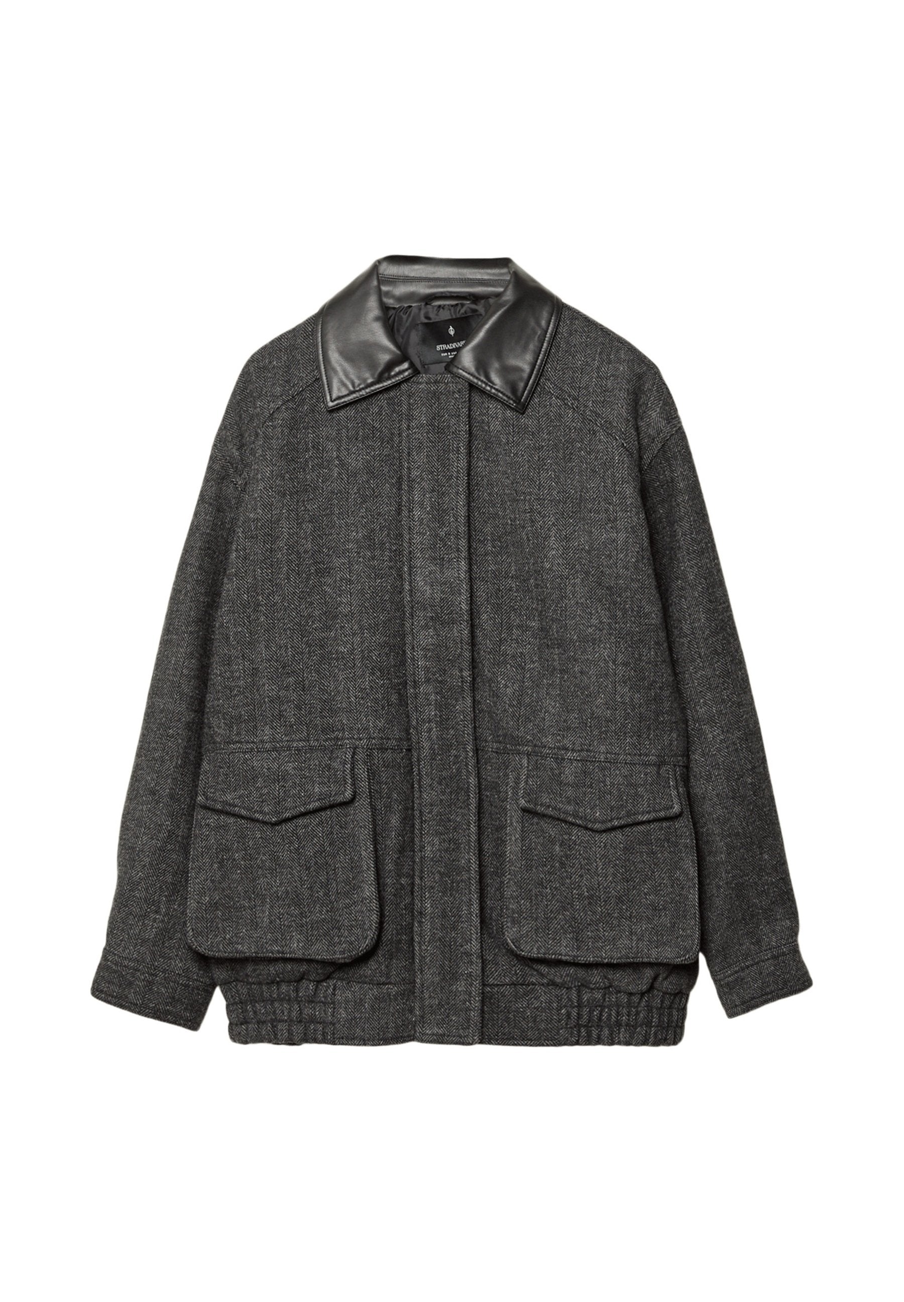 Grau meliertes Jacket mit einem schwarzen Lederkragen, zwei aufgesetzten Fronttaschen, elastischem Saum und einem strukturierten Fischgrätmuster.