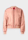 Pinkfarbige Bomberjacke aus glattem, glänzendem Material. Mit gerippten Bündchen und Saum, Reißverschluss und Seitentasche. Rote Innenfutter.