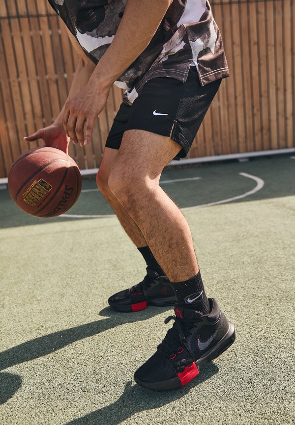 Nike Performance MESH SHORT 5IN - Sports shorts - black/white