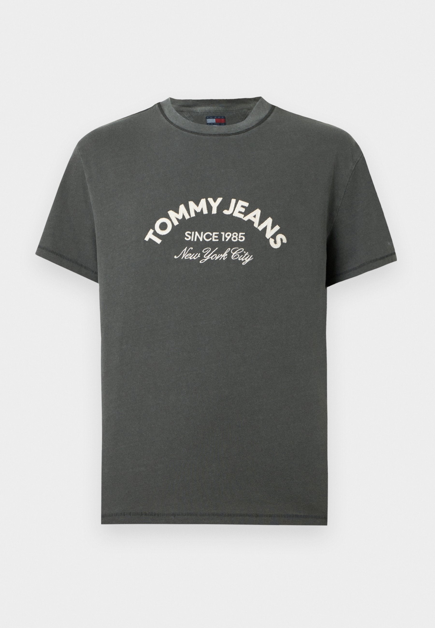Graues Baumwoll-T-Shirt mit kurzen Ärmeln, rundem Ausschnitt und weißem gesticktem Text: "TOMMY JEANS SINCE 1985 New York City" auf der Vorderseite.