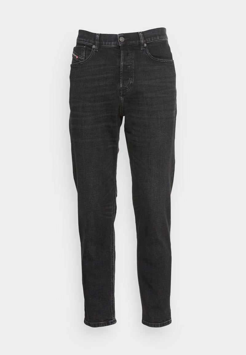Schwarze Jeans aus Denim im Straight-Leg-Schnitt, mit fünf Taschen, einem Knopfverschluss und subtilen Ausbleichungen für eine strukturierte Optik.