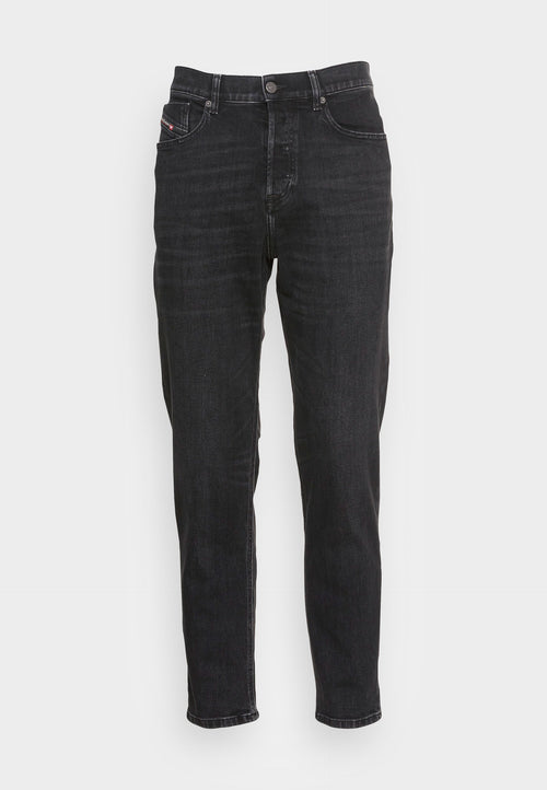 Schwarze Jeans aus Denim im Straight-Leg-Schnitt, mit fünf Taschen, einem Knopfverschluss und subtilen Ausbleichungen für eine strukturierte Optik.
