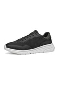 Schwarzer Sportschuh mit strukturiertem Mesh-Obermaterial, durchgehender Gummisohle und weißer Zwischensohle, leichtem Design und minimaler Verzierung.