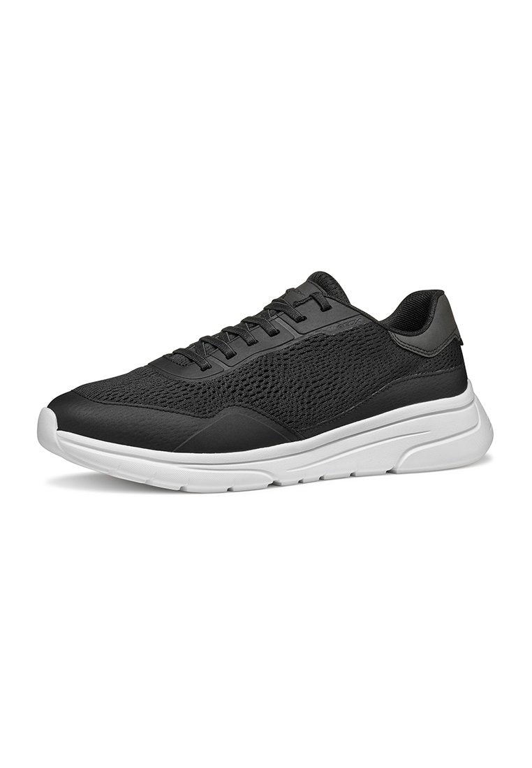 Schwarzer Sportschuh mit strukturiertem Mesh-Obermaterial, durchgehender Gummisohle und weißer Zwischensohle, leichtem Design und minimaler Verzierung.