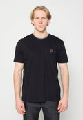 Schwarzes T-Shirt aus Baumwolle mit rundem Ausschnitt und kontrastierendem Besatz sowie einem mehrfarbigen grafischen Logo auf der linken Brustseite.