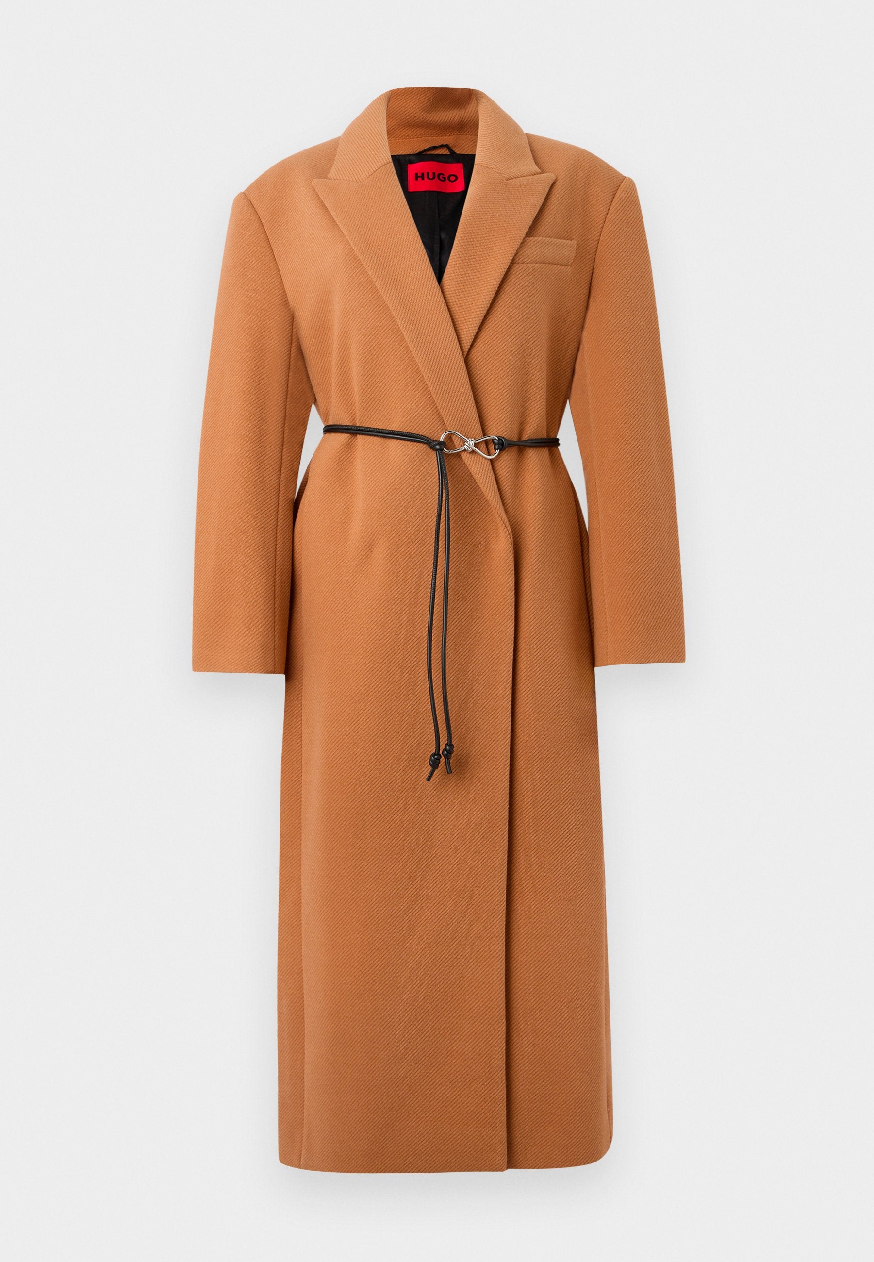 Camelfarbener Wollmischmantel mit Reverskragen und einer einzigen Tasche. Verfügt über einen schwarzen Gürtel mit einer silberfarbenen Schnalle. Texturiertes Design in mittellanger Ausführung.
