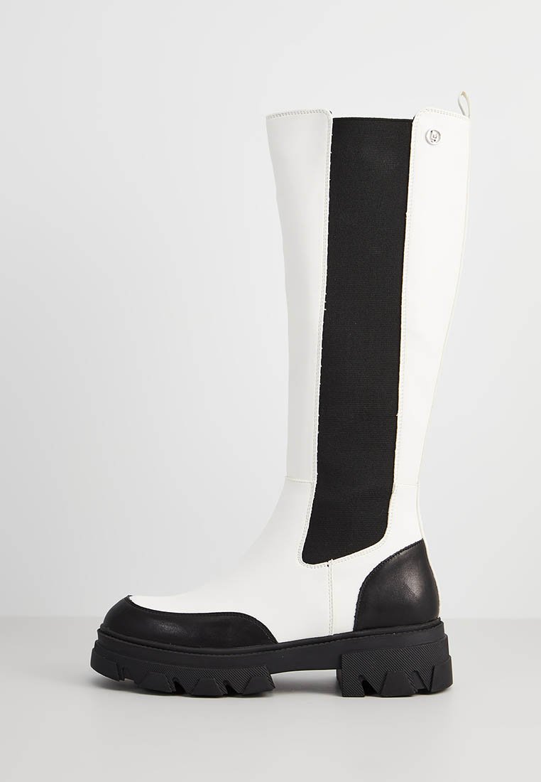 Stiefel bis zum Knie mit einem weißen Obermaterial, schwarzem elastischen Einsatz und einer strukturierten schwarzen Lederbasis. Chunky Gummisohle mit Profilsohle.