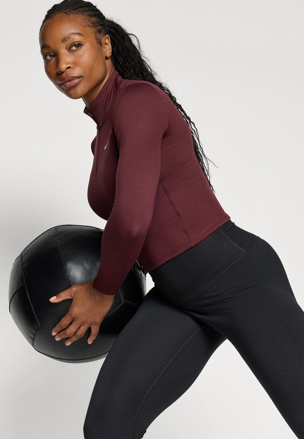 Nike Performance ONE