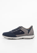 Marineblauer und grauer Sneaker aus einer Mischung aus Wildleder und Meshmaterialien; verfügt über eine runde Zehenform, Schnürsenkel und eine gepolsterte Sohle für zusätzlichen Komfort.