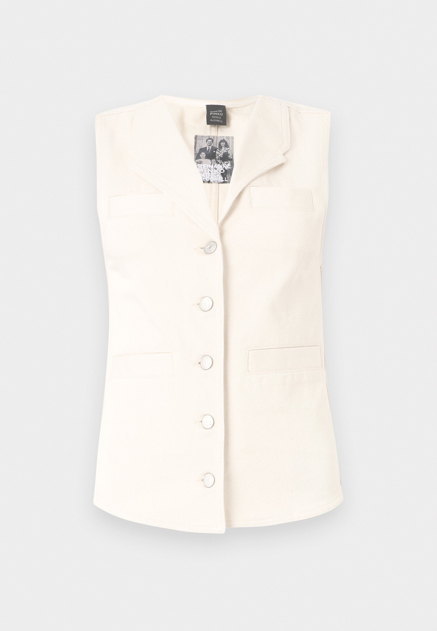 Cremfarbener ärmelloser Vest mit Reverskragen, fünf Knopfverschluss und zwei vorderen Taschen. Hergestellt aus strukturiertem Stoff.