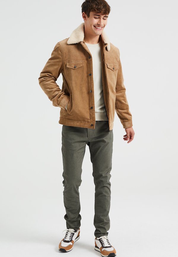 WE Fashion SLIM FIT