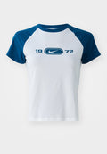 Nike Sportswear TEE - Print T-shirt - white/blue force