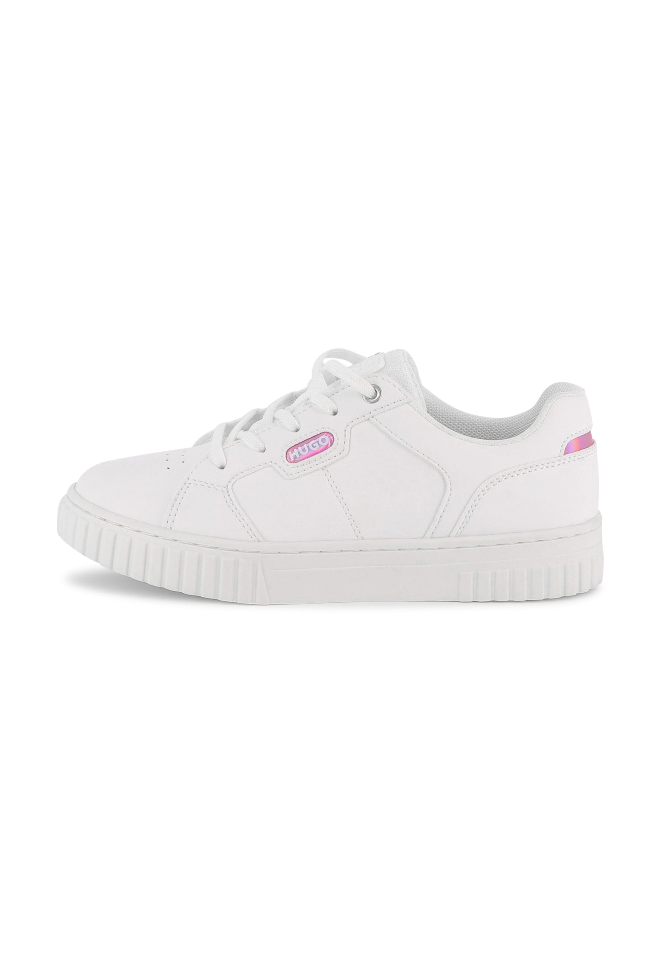 Weiße Sneaker mit einem oberen Teil aus glattem Leder, runder Spitze und gepolstertem Kragen. Verfügt über ein pinkfarbenes Logo an der Seite und eine strukturierte Gummisohle.