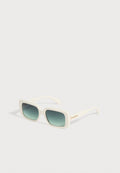 Rechteckige Sonnenbrille mit weißem Rahmen, verlaufend dunklen Gläsern und schlanken Bügeln, leicht schräg auf weißem Hintergrund gezeigt.