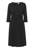Schwarzes knielanges Kleid aus glattem Stoff, mit Rundhalsausschnitt, dreiviertel langen Ärmeln und einem breiten Gürtel mit rechteckiger Schnalle.