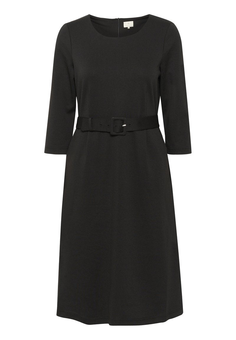 Schwarzes knielanges Kleid aus glattem Stoff, mit Rundhalsausschnitt, dreiviertel langen Ärmeln und einem breiten Gürtel mit rechteckiger Schnalle.