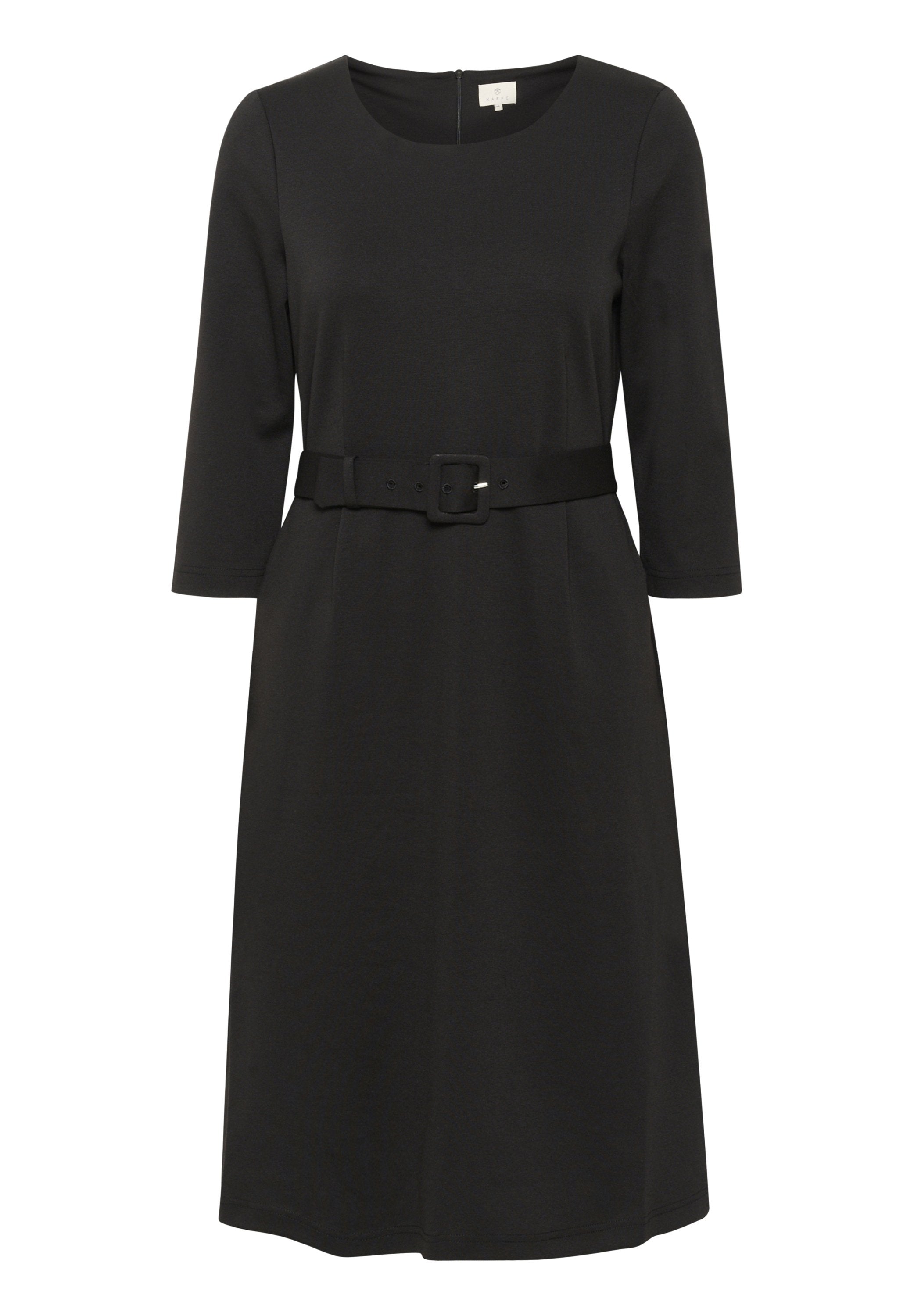 Schwarzes knielanges Kleid aus glattem Stoff, mit Rundhalsausschnitt, dreiviertel langen Ärmeln und einem breiten Gürtel mit rechteckiger Schnalle.