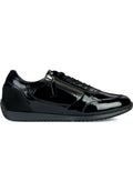 Schwarze Lackleder-Sneaker mit schlankem Design, ausgestattet mit einem seitlichen Reißverschluss, Schnürsenkeln und einem strukturierten schwarzen Wildlederelement. Gummisohle.