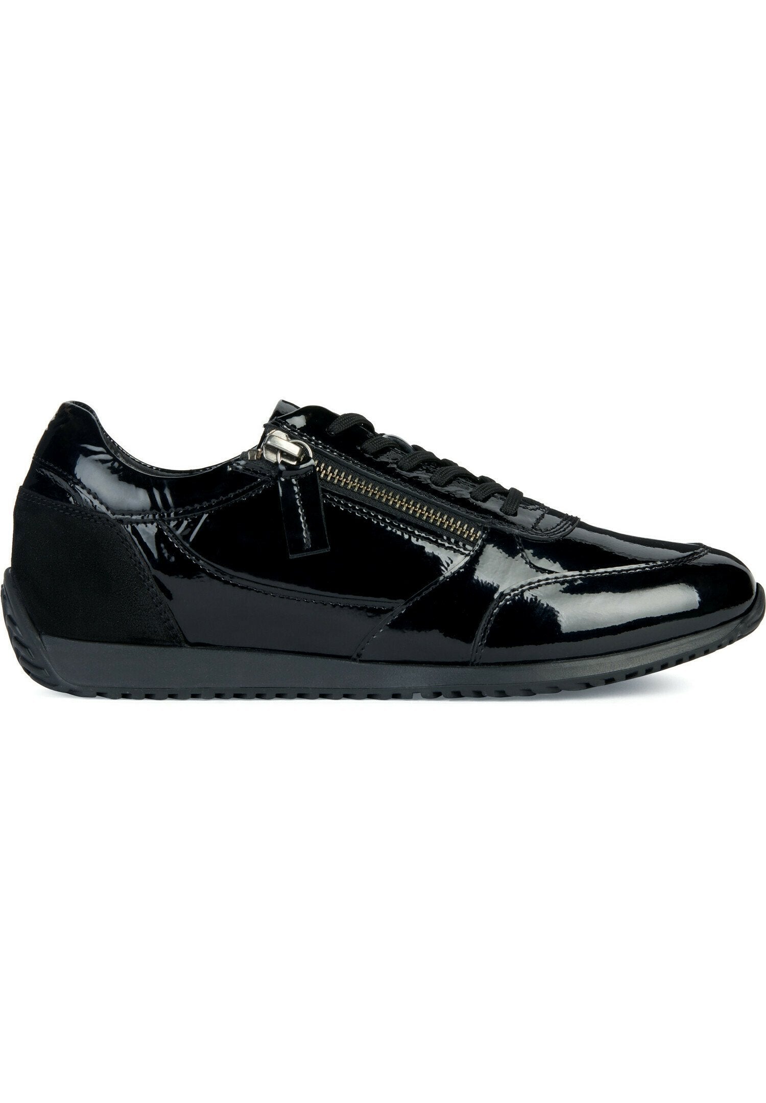 Schwarze Lackleder-Sneaker mit schlankem Design, ausgestattet mit einem seitlichen Reißverschluss, Schnürsenkeln und einem strukturierten schwarzen Wildlederelement. Gummisohle.