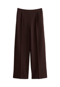 Hellebraune Weite-Hosen aus einem glatten, leichten Stoff mit Faltendetails und einem elastischen Bund für zusätzlichen Komfort.