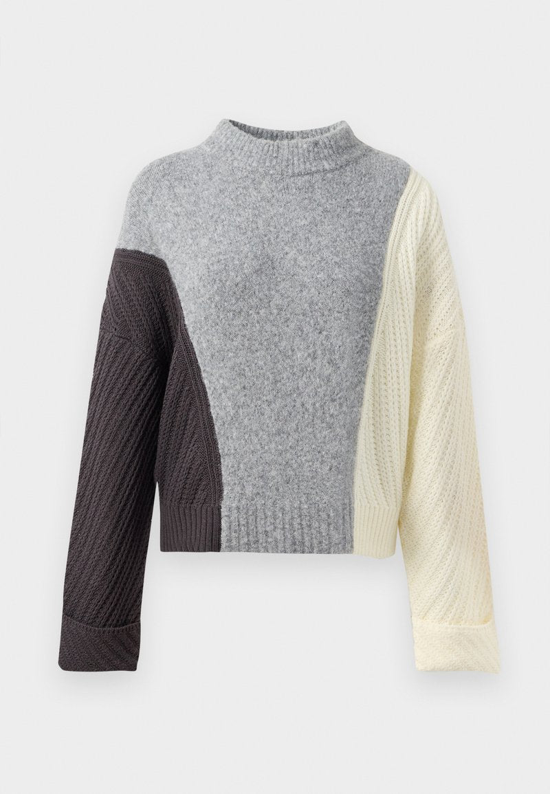 Flauschiger Strickpullover mit Farbhorizontalstreifen in Grau, Dunkelbraun und Crème, mit einem hohen Hals und gerippten Bündchen und Saum.