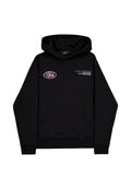 Schwarzer Hoodie mit Kängurutasche vorne, holografischem ovalem Logo auf der linken Brust und weißem "Alpha Industries" Schriftzug mit Details auf der rechten Brust.
