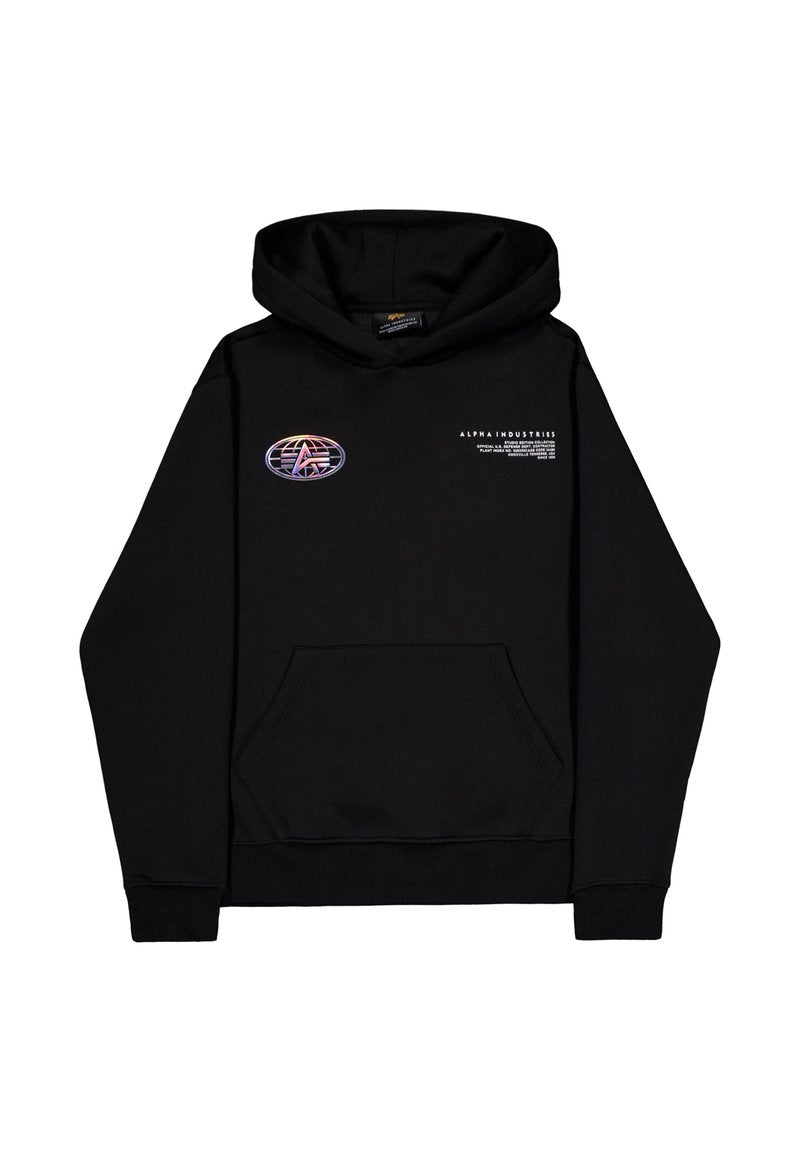 Schwarzer Hoodie mit Kängurutasche vorne, holografischem ovalem Logo auf der linken Brust und weißem "Alpha Industries" Schriftzug mit Details auf der rechten Brust.