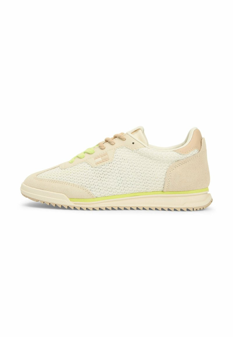 Beiger und offwhitefarbener Sneaker mit seitlichen Einsätzen aus gewebtem Mesh, Wildlederakzenten, neongelbem Streifen an der Sohle und zweifarbigem Schnürsenkel auf weißem Hintergrund.