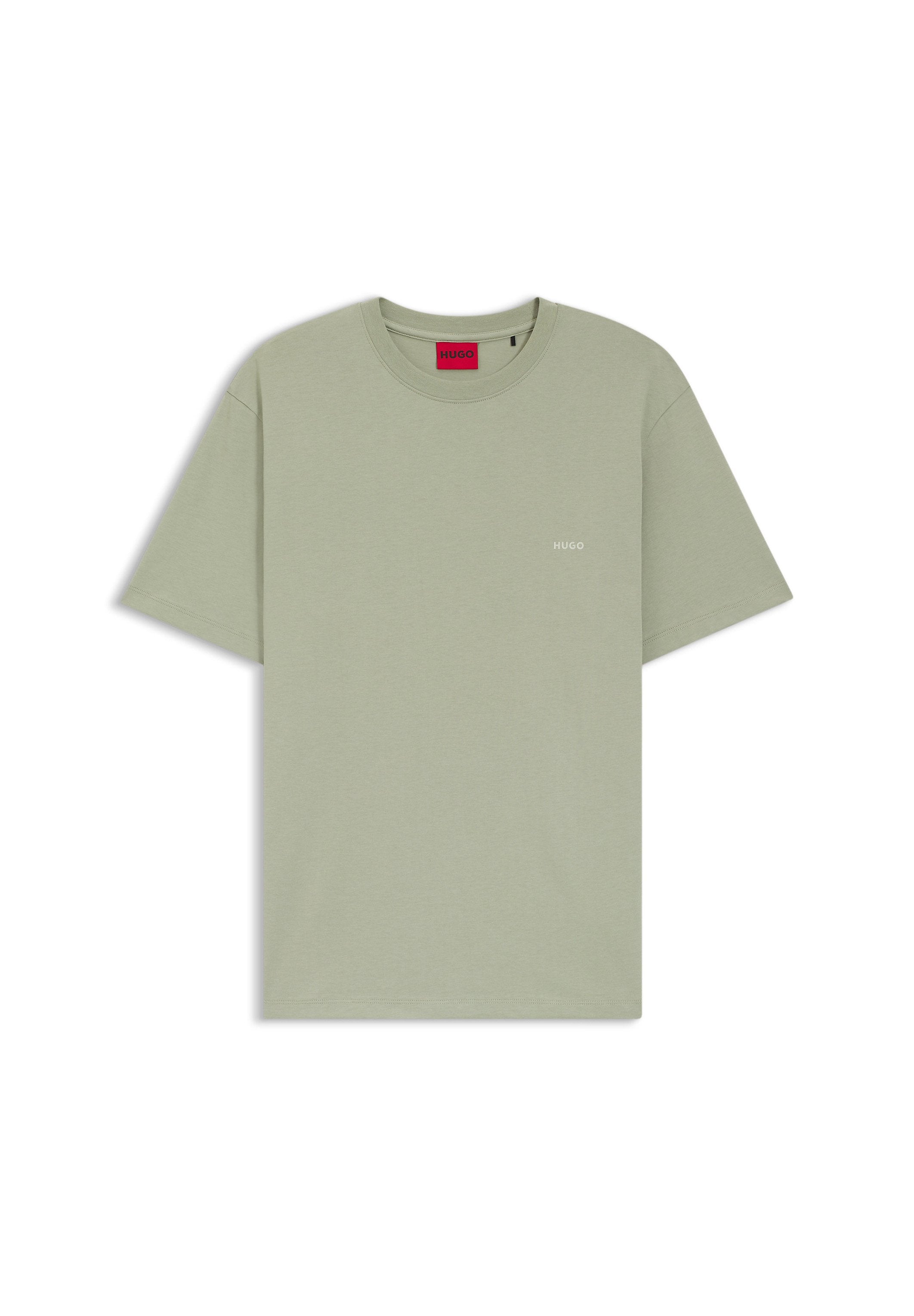Hellgrünes T-Shirt mit kurzen Ärmeln und Rundhalsausschnitt, mit kleinem weißem "HUGO"-Logo auf der Brust und rotem Innenetikett am Kragen.