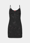 Schwarzes Kleid mit dünnen, verstellbaren Trägern, aus Spitze gefertigt und mit einem strukturierten Blumenmuster versehen, schlanker Schnitt und knielange Ausführung.