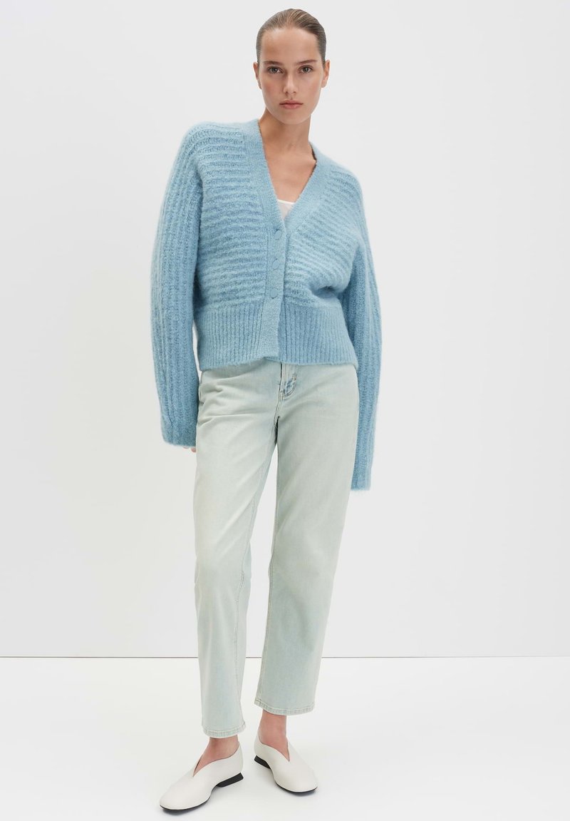 RIBBED V NECK REGULAR FIT Media 1